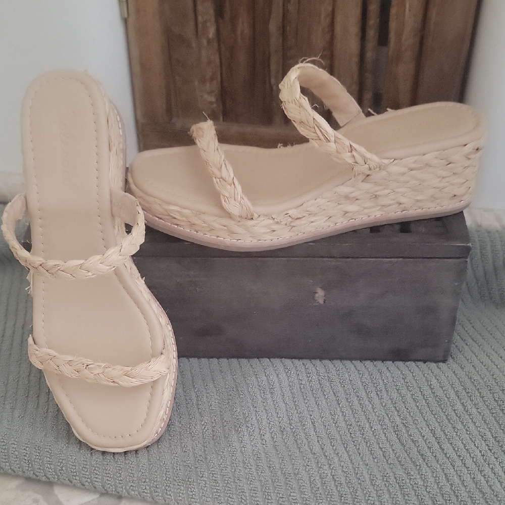 Splendid Tan Wedge Shoes with Elegant Design